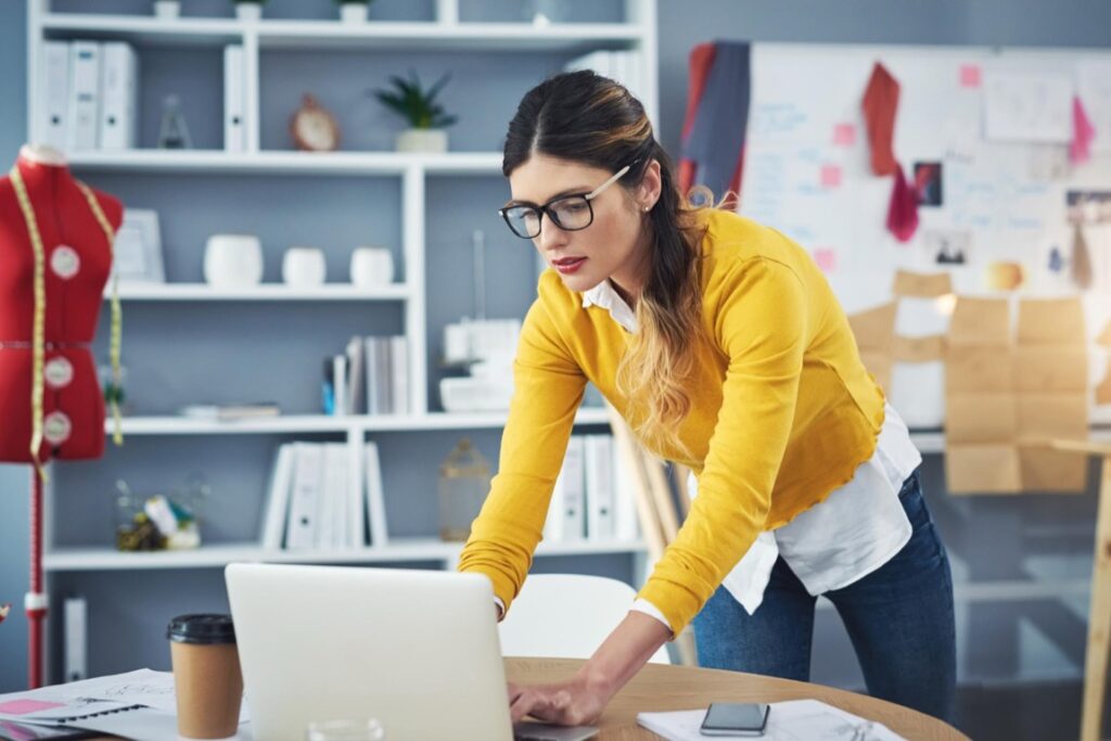 Lenovo ThinkBook to propozycja dla osób, które potrzebują sprzętu solidnego, ale pozbawionego korporacyjnego charakteru