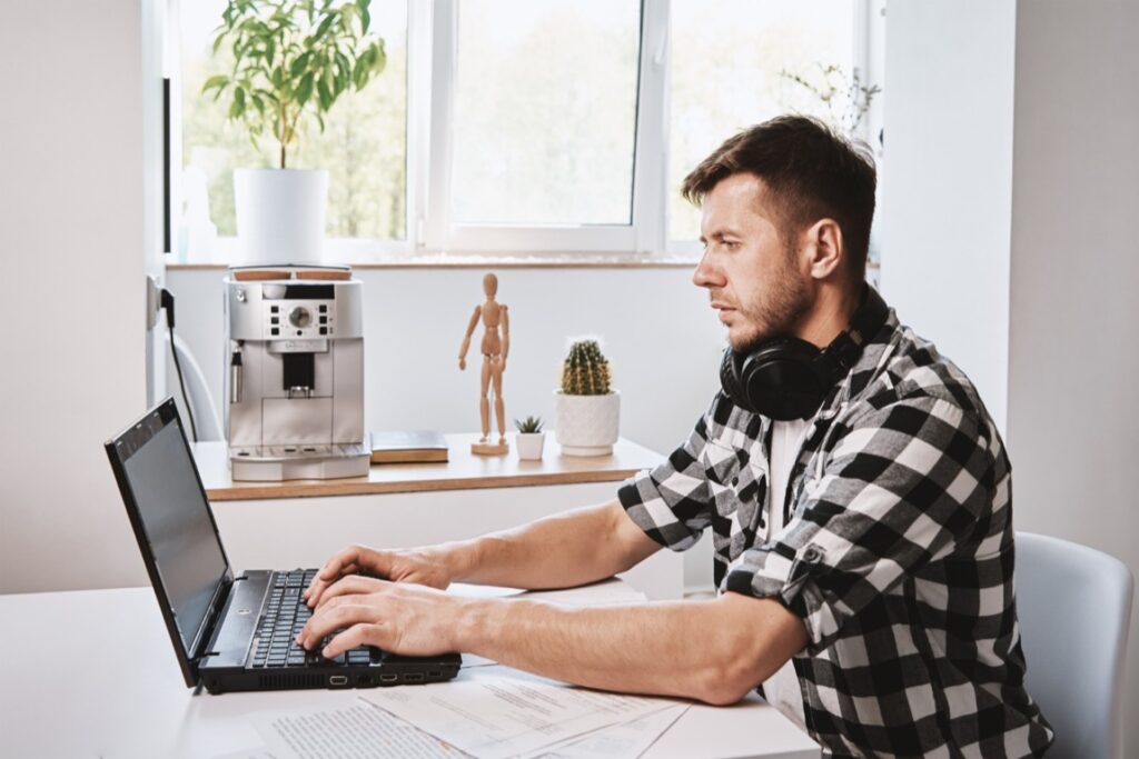 Firmowe laptopy coraz częściej muszą łączyć wysoką wydajność z mobilnością i praktycznym wyposażeniem